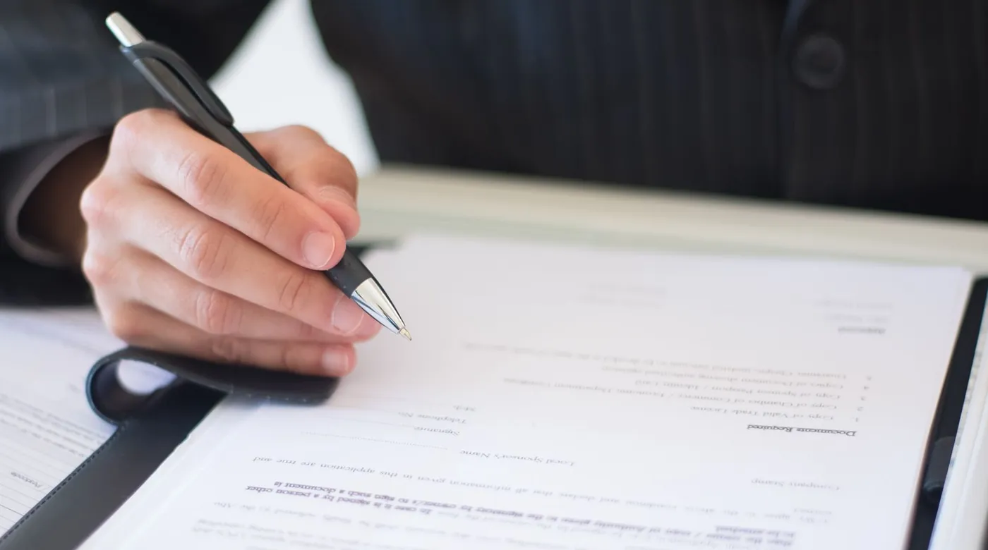 Entrega y firma de un dictamen profesional