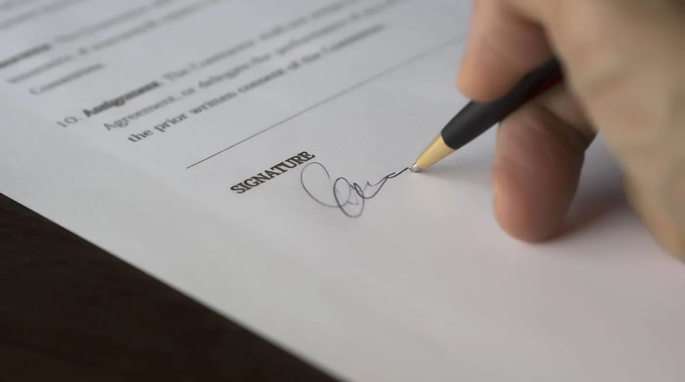 Firma de un documento oficial con pluma