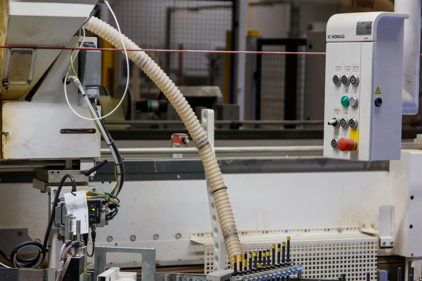 Maquinaria industrial en planta de manufactura